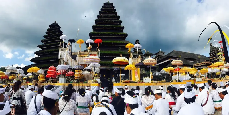 besakih temple people waiting
